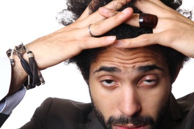 Beyaz arka planda siyah adam düşünme 