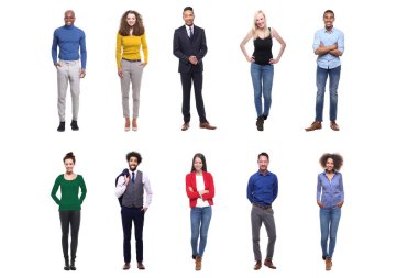 Çok ırklı insanlar kümesi beyaz arka plan üzerinde poz