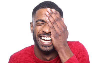 Siyah adam poz gülümseyen