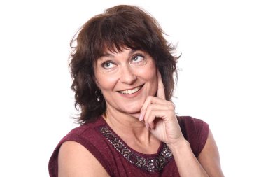 Beyaz arka planda gülümseyen kadın