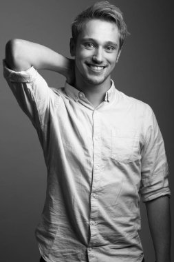 Beyaz genç adam siyah beyaz sesi üzerine gülümsüyor