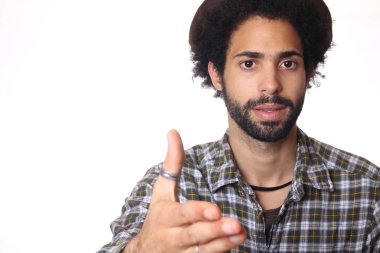 Siyah adam beyaz arka plan üzerinde yardım eder