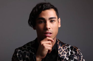 Asya genç adam düşünüyor