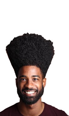 Genç Afro-Amerikan adam gülümsüyor