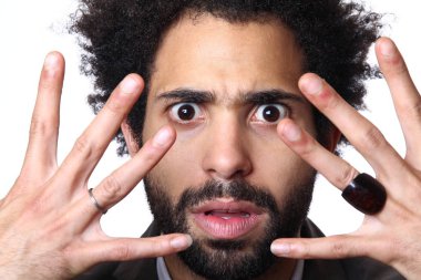 Beyaz arka planda siyah şaşırmış adam 
