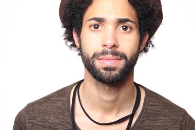 Beyaz arka plan üzerinde ciddi siyah adam