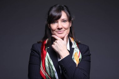 Eski beyaz kadın gülümsüyor