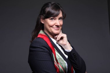 Eski beyaz kadın gülümsüyor