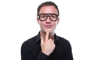 Beyaz genç adam hakkında bir şey düşünüyor