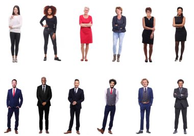 Çok ırklı insanlar kümesi beyaz arka plan üzerinde poz