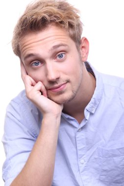 Beyaz genç adam hakkında bir şey düşünüyor