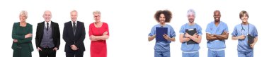 Üniformalı doktorlar ve beyaz arka plandaki yaşlı insanlar.