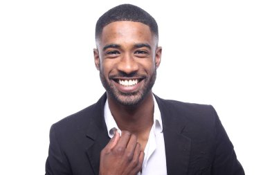 Gülümseyen siyah işadamı poz