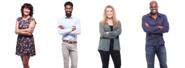 Çok ırklı insanlar kümesi beyaz arka plan üzerinde poz