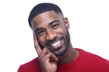 Siyah adam poz gülümseyen