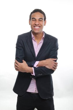 Siyah adam poz gülümseyen