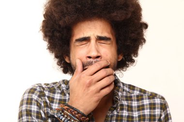 Beyaz arka planda siyah adam uyuyor