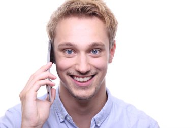 Beyaz adam cep telefonu konuşuyor