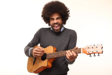 Siyah adam beyaz arka plan üzerinde gitar çalmak