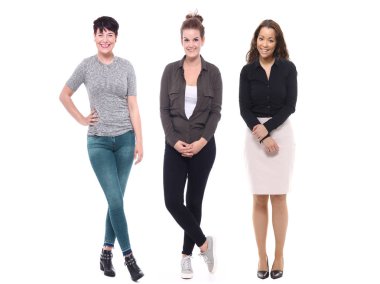 Irklararası kadınlar beyaz arka planda poz