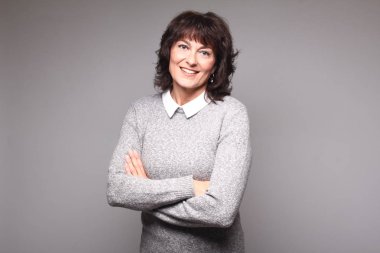 Beyaz arka planda gülümseyen kadın