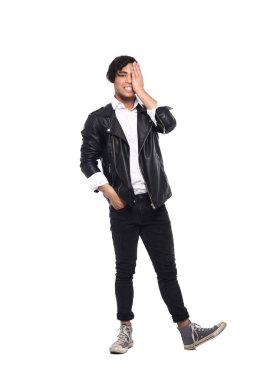 Asya genç adam gülümsüyor