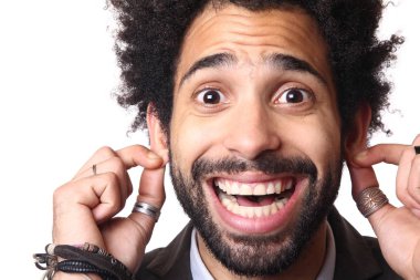 Beyaz arka plan üzerinde mutlu siyah adam