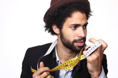 Siyah adam ölçü bandı ile vücudunun parametreleri ölçer