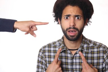 Siyah adam işaret eller