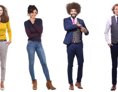 Çok ırklı insanlar kümesi beyaz arka plan üzerinde poz