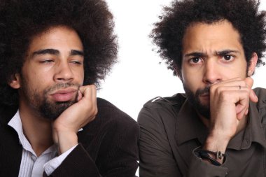 İki erkekler beyaz arka plan üzerinde poz siyah 