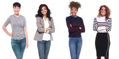 Irklararası kadınlar beyaz arka planda poz