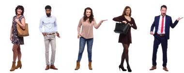 Çok ırklı insanlar kümesi beyaz arka plan üzerinde poz