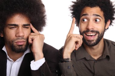 İki erkekler beyaz arka plan üzerinde poz siyah 