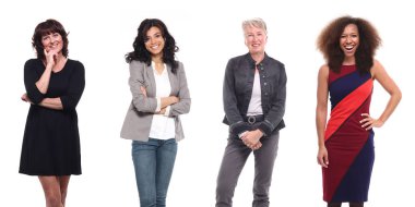 Irklararası kadınlar beyaz arka planda poz