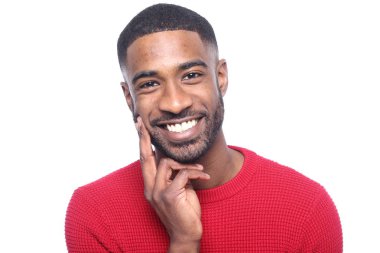 Siyah adam poz gülümseyen