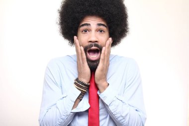 Beyaz arka planda siyah adam çığlık