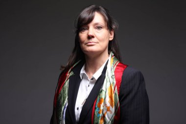 Eski beyaz kadın ciddi