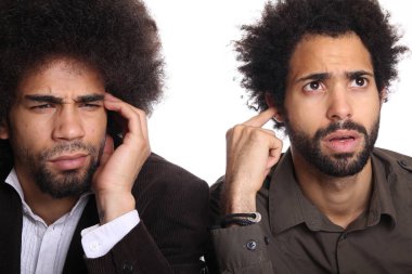 İki erkekler beyaz arka plan üzerinde poz siyah 