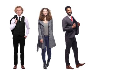 Çok ırklı insanlar kümesi beyaz arka plan üzerinde poz