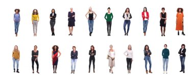 Beyaz arka planda farklı yaşlarda çok ırklı kadınlar kümesi