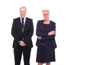 ırklararası çift beyaz arka plan üzerinde