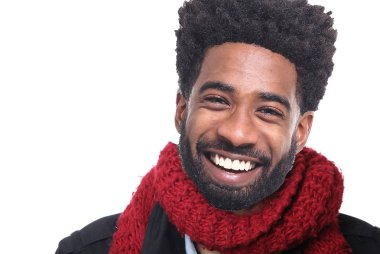 Genç Afro-Amerikan adam gülümsüyor