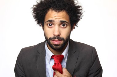 Beyaz arka planda siyah şaşırmış adam