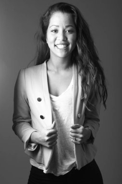 Siyah ve beyaz sesi üzerinde gülümseyen Genç Asyalı