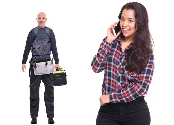 Manlig Arbetstagare Uniform Och Kvinna Pratar Mobiltelefon Vit Bakgrund — Stockfoto