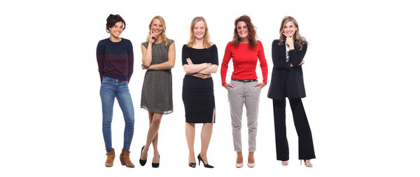 Межрасовые женщины позируют на белом фоне
