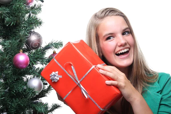 Blond Tjej Håller Julklapp — Stockfoto