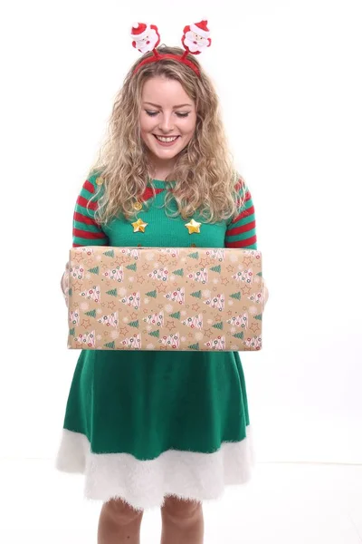 Blondes Mädchen Mit Weihnachtsgeschenk — Stockfoto