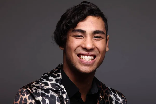 Asya Genç Adam Gülümsüyor — Stok fotoğraf